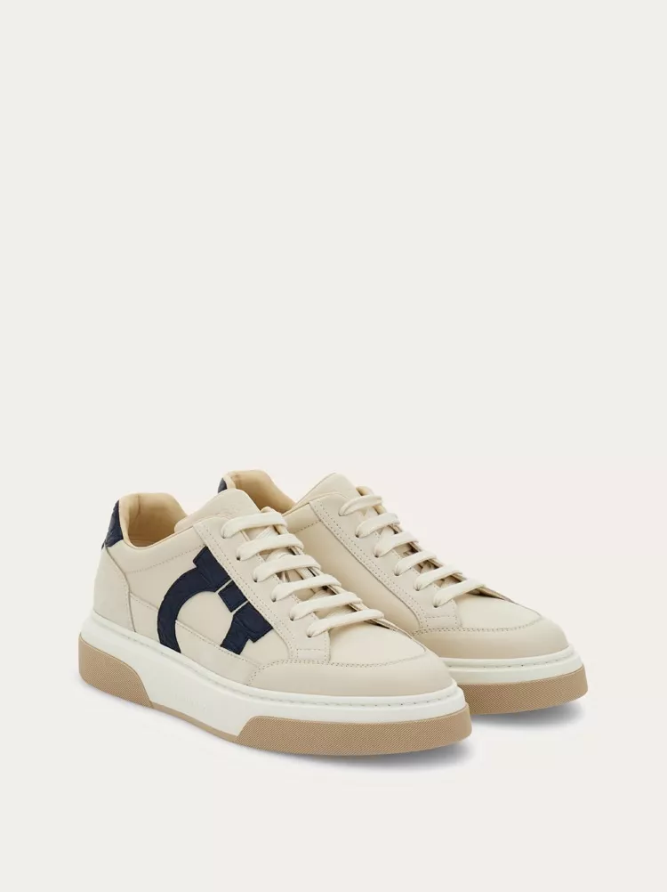 SALVATORE FERRAGAMO カンチニ アウトライン L トトハック Ferragamo: Gray & Off-White Low Cut Gancini Outline Sneakers
