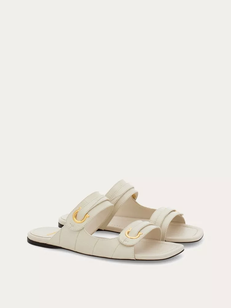 サンダル・ミュール FLAT SLIDE GANCINI ORNAMENT Flat slide with Gancini ornament - Women | Ferragamo