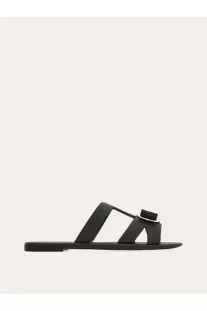 ★Ferragamo★ニューバラ プレート ストラップ スライド New Vara Plate Strappy Slide by FERRAGAMO at THE MILE