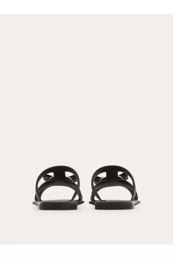 ★Ferragamo★ニューバラ プレート ストラップ スライド New Vara Plate Strappy Slide by FERRAGAMO at THE MILE