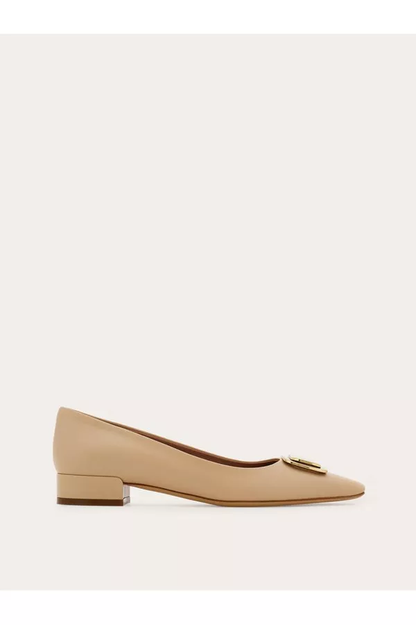 【送料&関税込】Ferragamo Nude Pumps Salvatore Ferragamo Beige Leather Gold Tone Pumps 9C