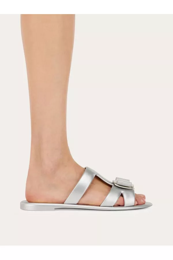 FERRAGAMO直営店 新しいVaraプレートをスライドさせる New Vara plate slide - Women | Ferragamo