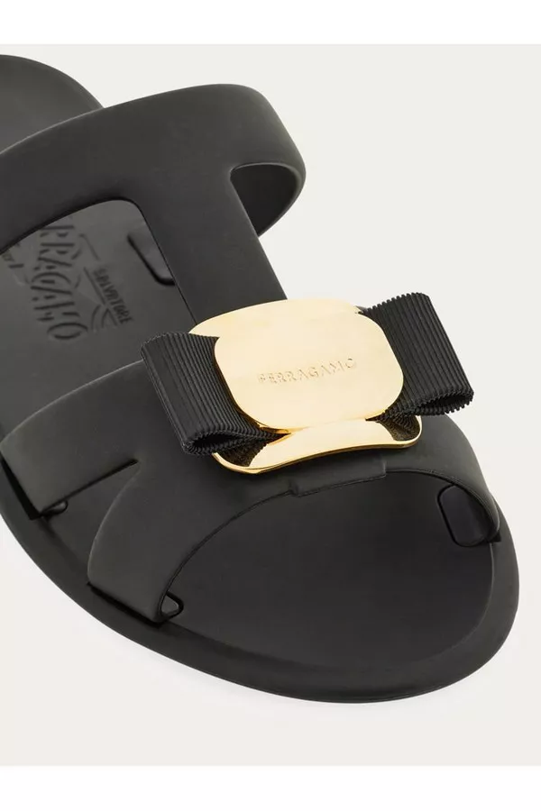 ★Ferragamo★ニューバラ プレート ストラップ スライド New Vara Plate Strappy Slide by FERRAGAMO at THE MILE