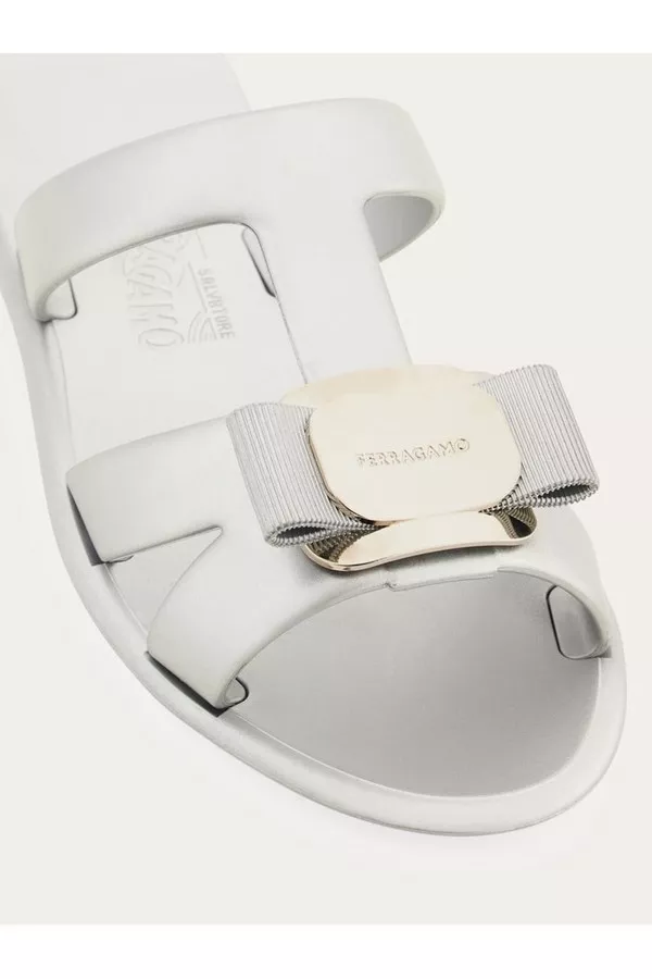 FERRAGAMO直営店 新しいVaraプレートをスライドさせる New Vara plate slide - Women | Ferragamo