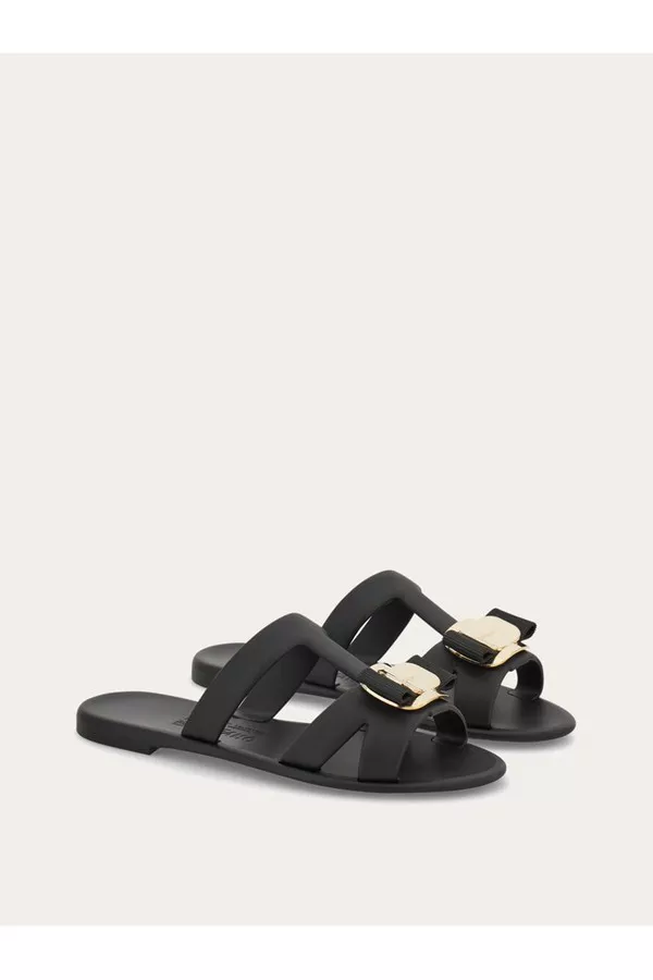 ★Ferragamo★ニューバラ プレート ストラップ スライド New Vara Plate Strappy Slide by FERRAGAMO at THE MILE