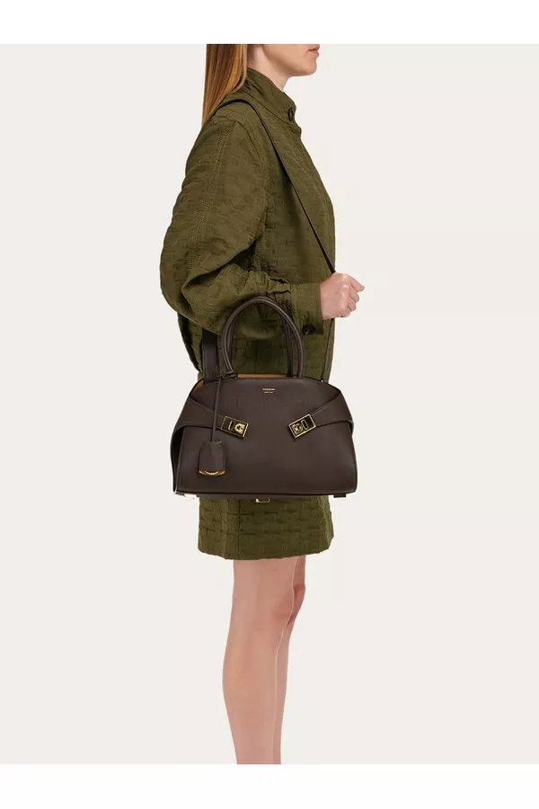 【FERRAGAMO】Hug bicolor handbag (M) Hug bicolor handbag (M) - Women | Ferragamo
