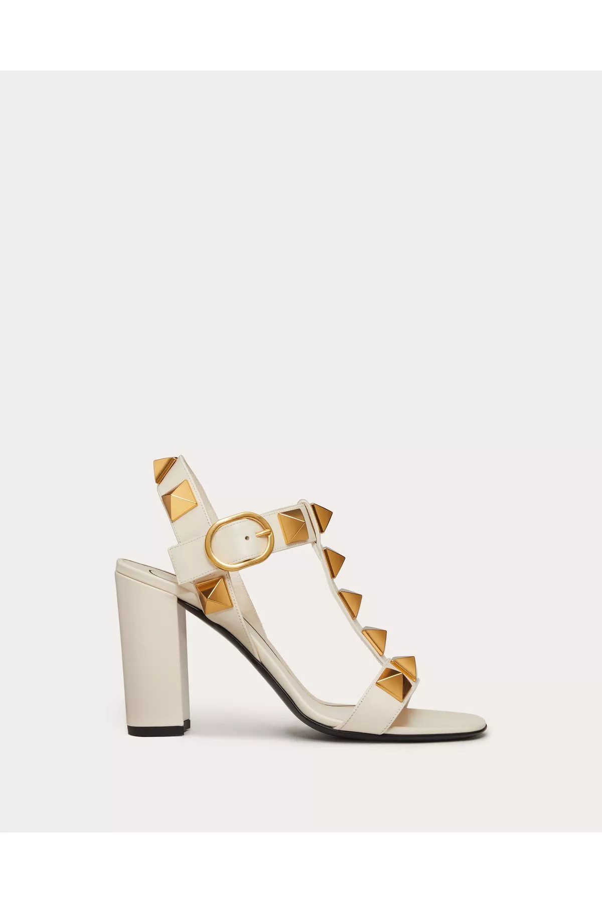 サンダル・ミュール VALENTINO GARAVANI DECOLLETE VG SANDAL  IVORY Valentino Garavani Rockstud Sandal in Light Ivory | FWRD