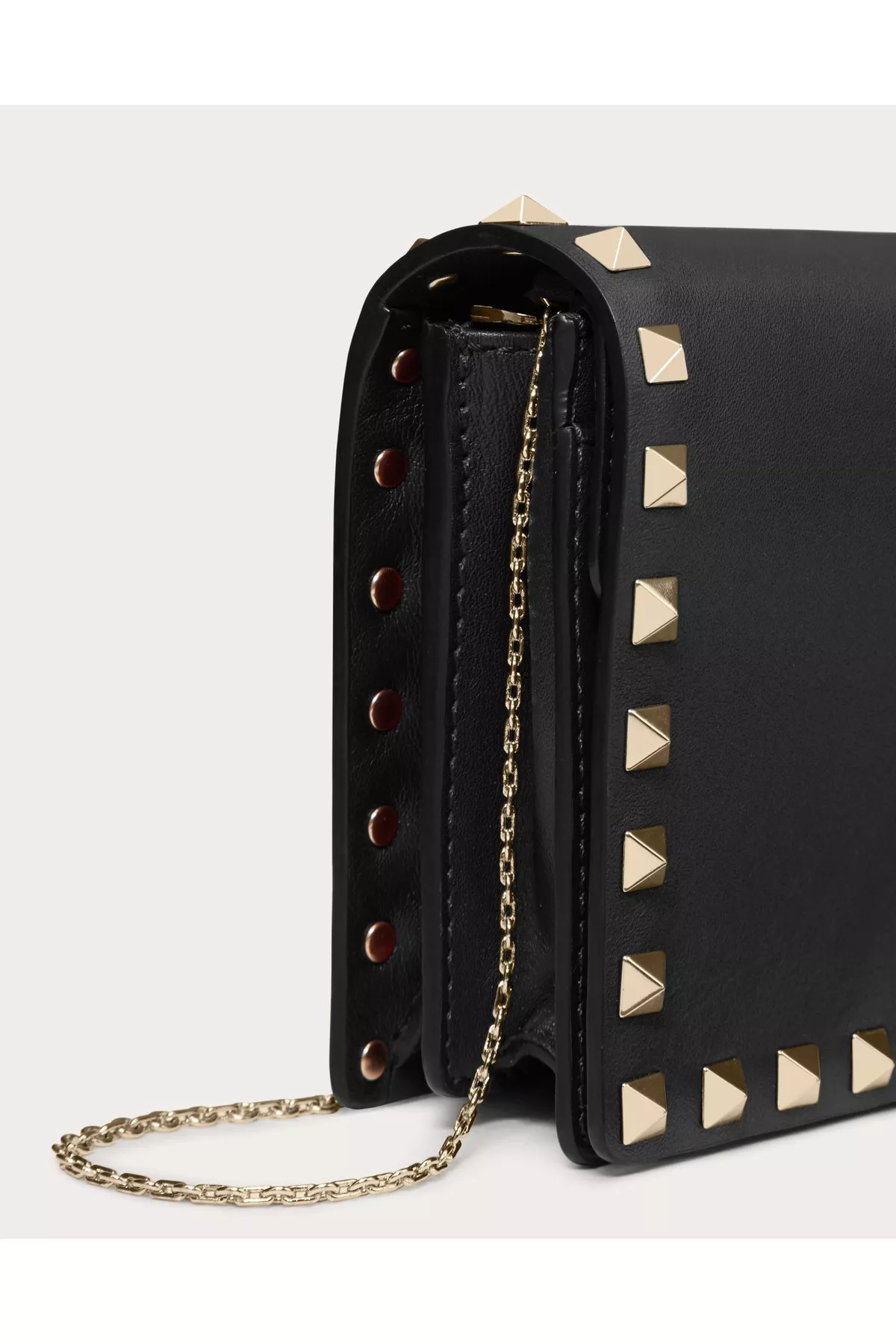 ヘアアクセサリー Valentino Garavani Pouch with black Rockstud chain Rockstud Grainy Calfskin Chain Pouch for Woman in Black