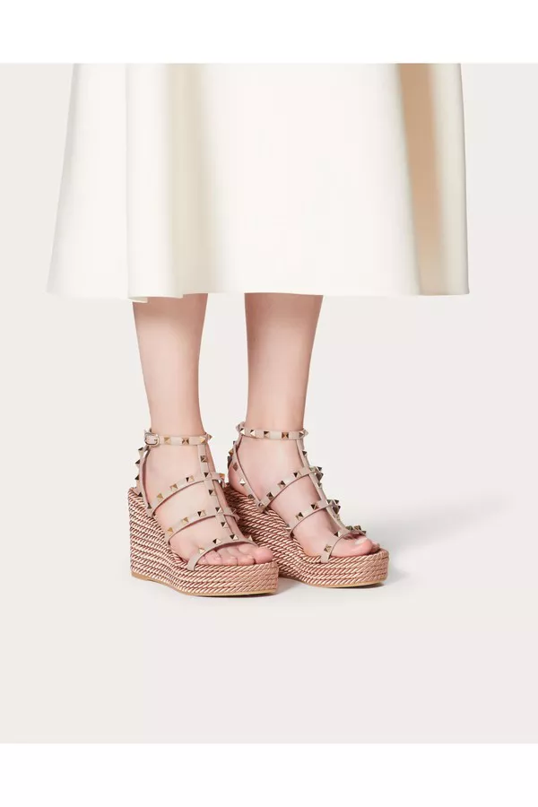 サンダル・ミュール ROCKSTUD WEDGED SANDALS VALENTINO ROCKSTUD WEDGE SANDAL SILK TORCHON Rope Poudre P45