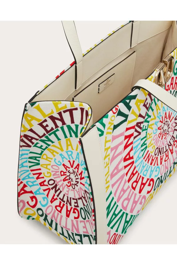 ＊VALENTINO＊ファブリック エスケープ ショッピングバッグ Valentino Garavani Escape Canvas Handbag With Valentino